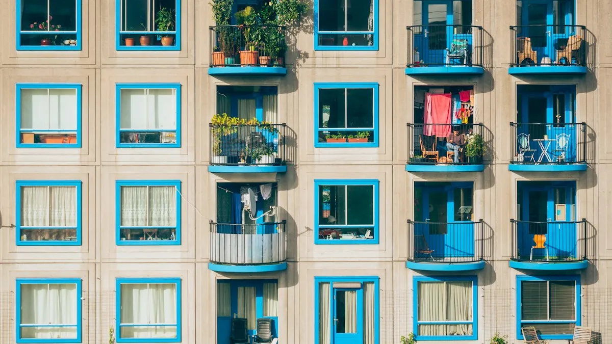 Prédio de apartamentos com varandas coloridas, cenário típico para um alarme residencial de apartamento