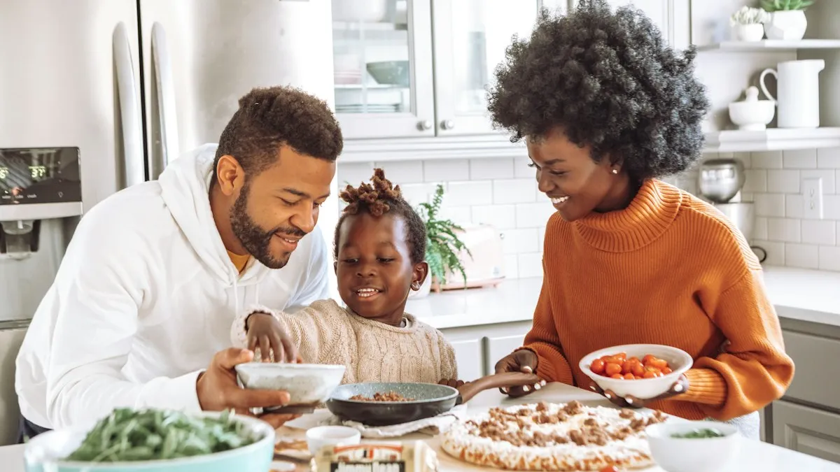 Família preparando comida na cozinha, a tranquilidade que um alarme residencial bem instalado protege
