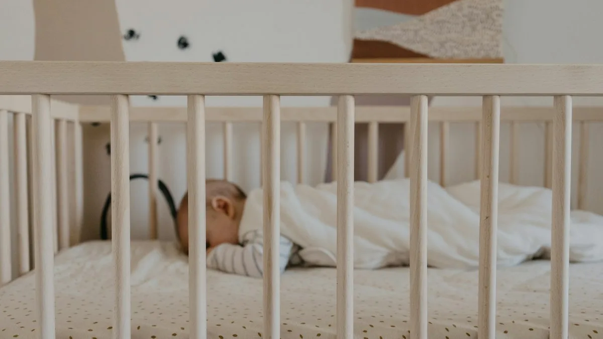 Berço de madeira com bebê deitado, mostrando a distância certa para posicionar a babá eletrônica