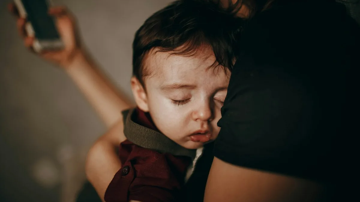 Mãe segurando o celular enquanto o bebê dorme no ombro, uso típico da babá eletrônica com aplicativo