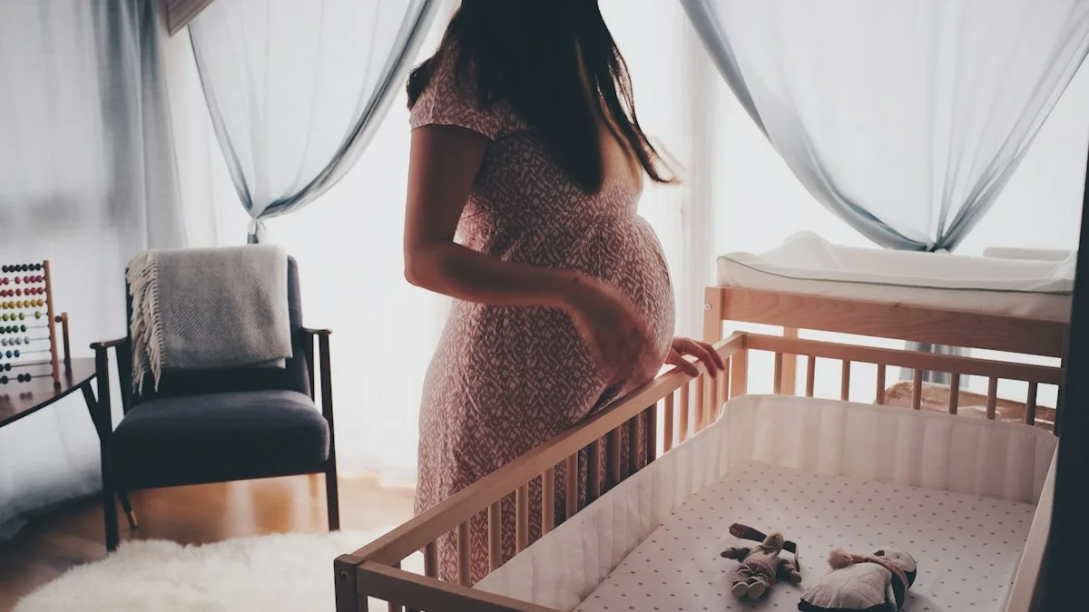 Quarto de bebê com berço de madeira e cortinas, ambiente onde a babá eletrônica fica instalada