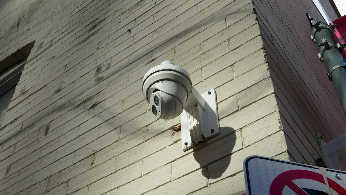 Câmera de segurança em suporte de parede, instalada em fachada externa