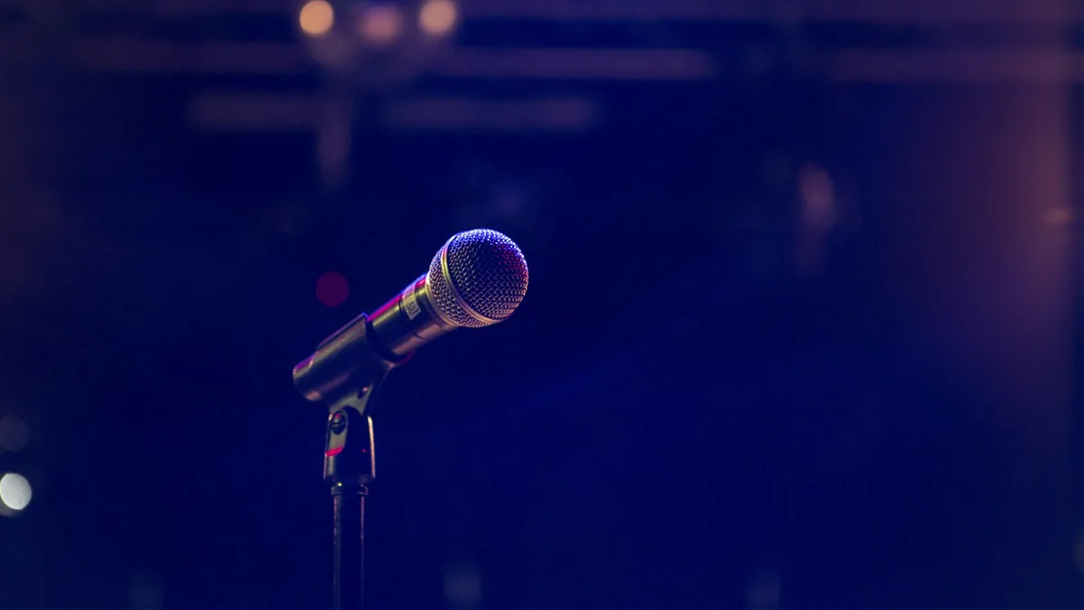 Microfone de palco em um fundo azul escuro