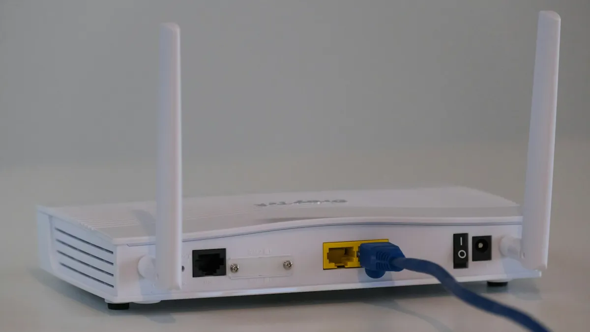 Roteador Wi-Fi branco sobre a mesa