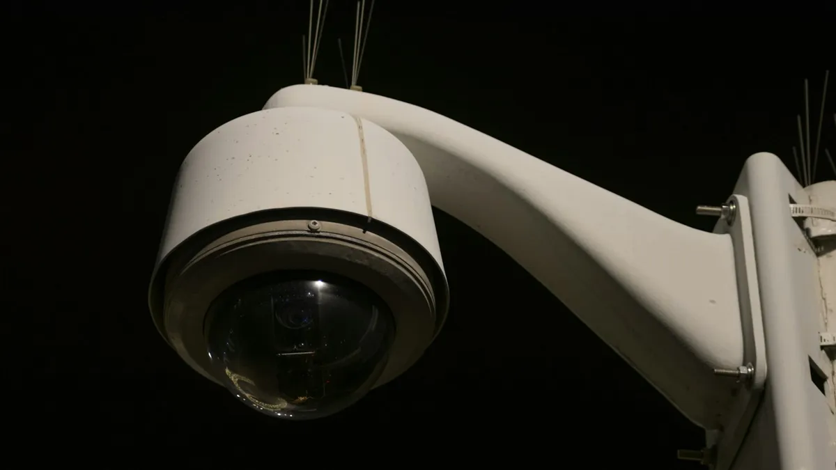 Close de câmera de segurança IP presa em um poste