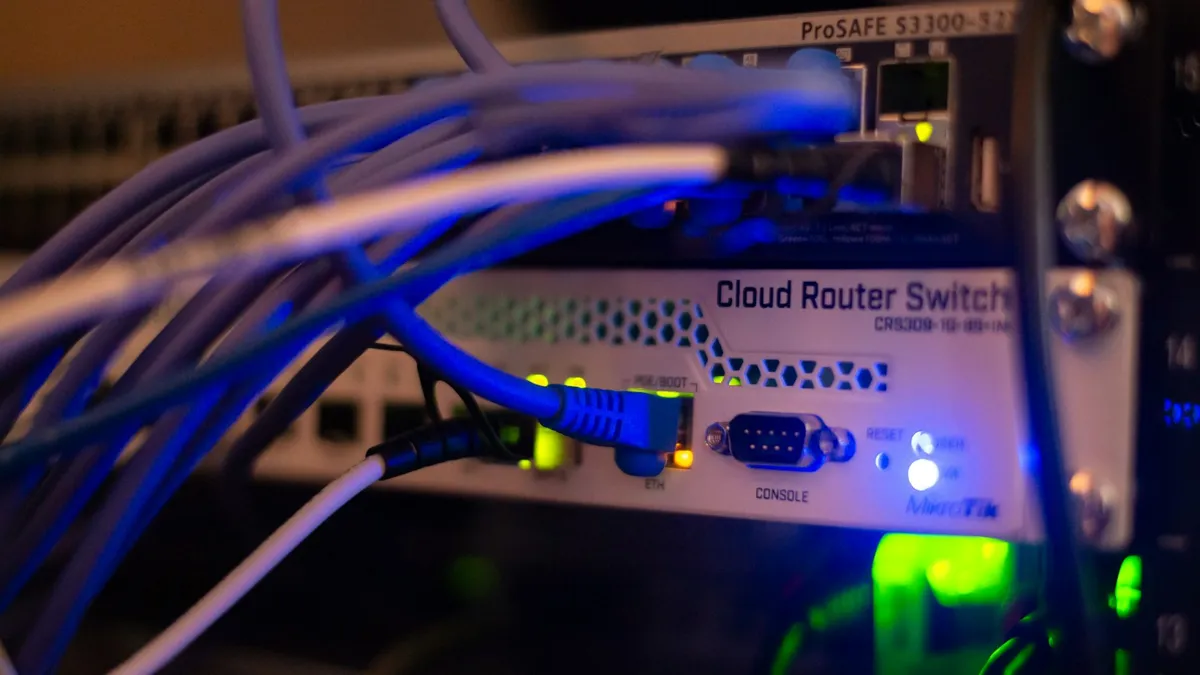 Cabos de rede conectados a um switch
