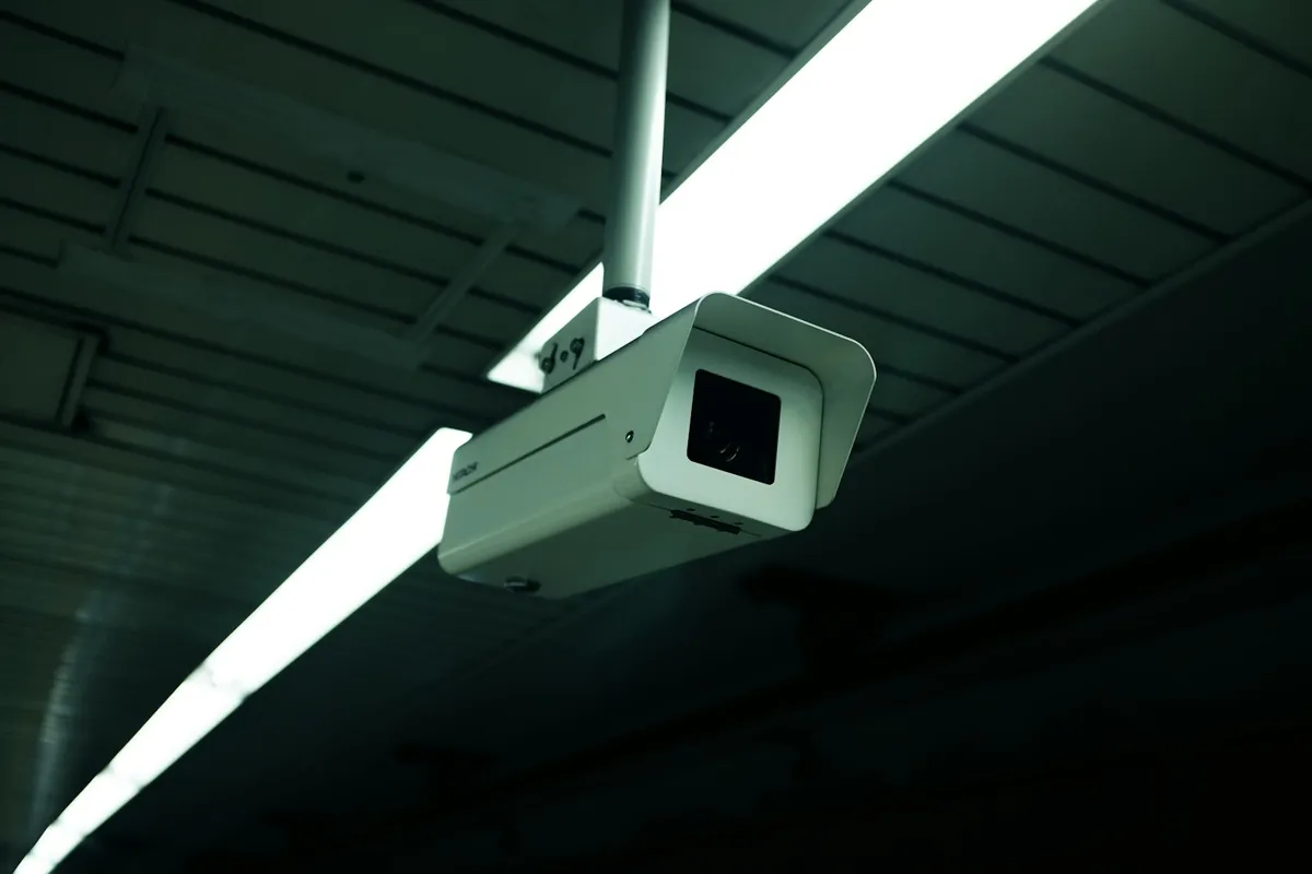 Câmera de segurança IP branca instalada na parede externa