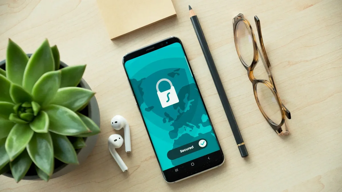 Smartphone exibindo aplicativo de monitoramento de câmera de segurança