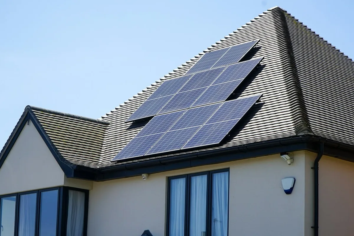 Casa com painéis solares no telhado, cenário de uso de uma câmera de segurança sem fio solar
