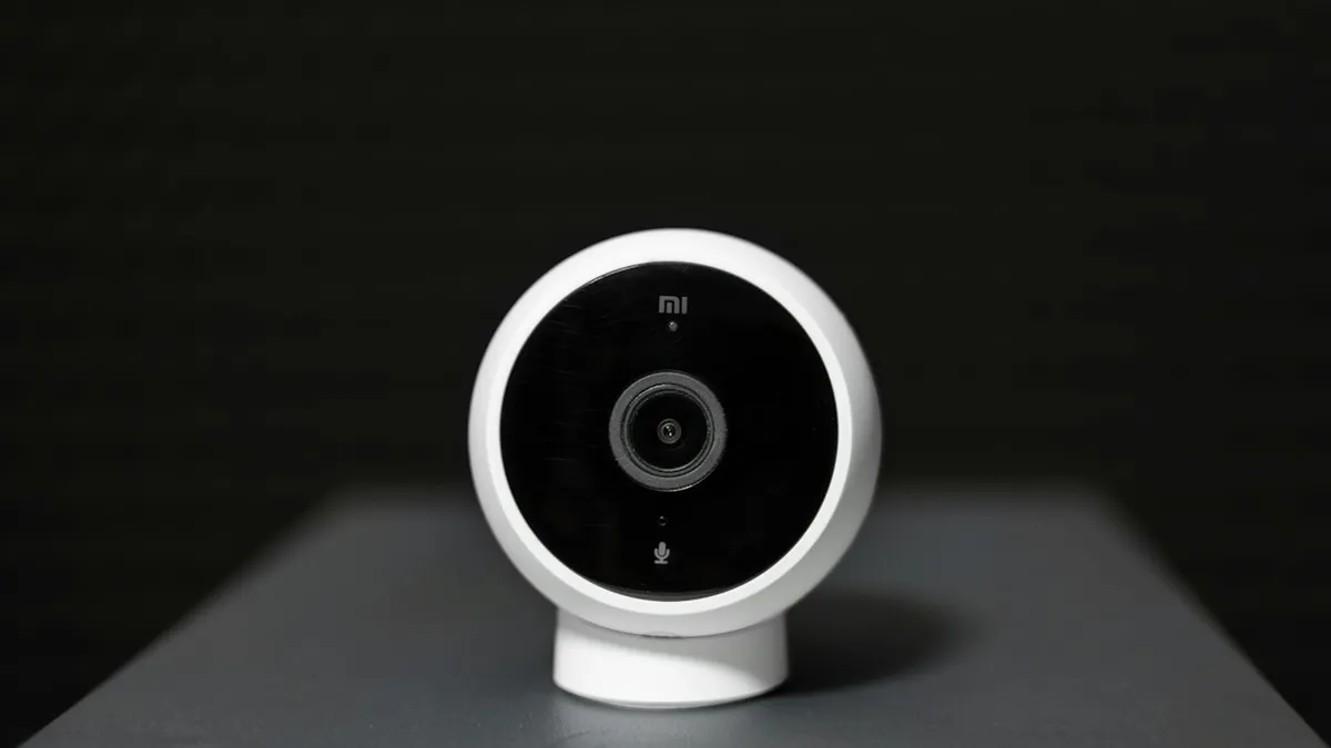 Smartphone mostrando a imagem ao vivo de uma câmera de segurança wifi dentro de casa