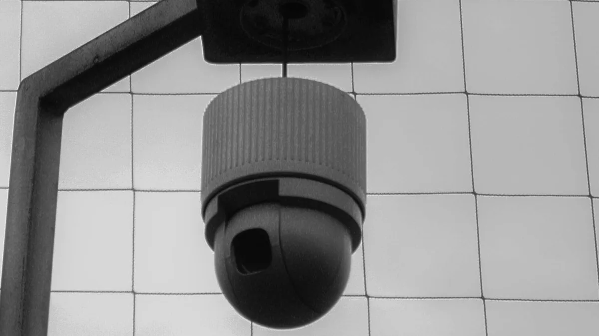 Câmera dome motorizada presa a um suporte no teto de azulejos