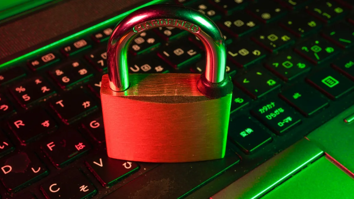 Cadeado dourado fechado sobre um teclado, representando privacidade e uso responsável de uma câmera espiã