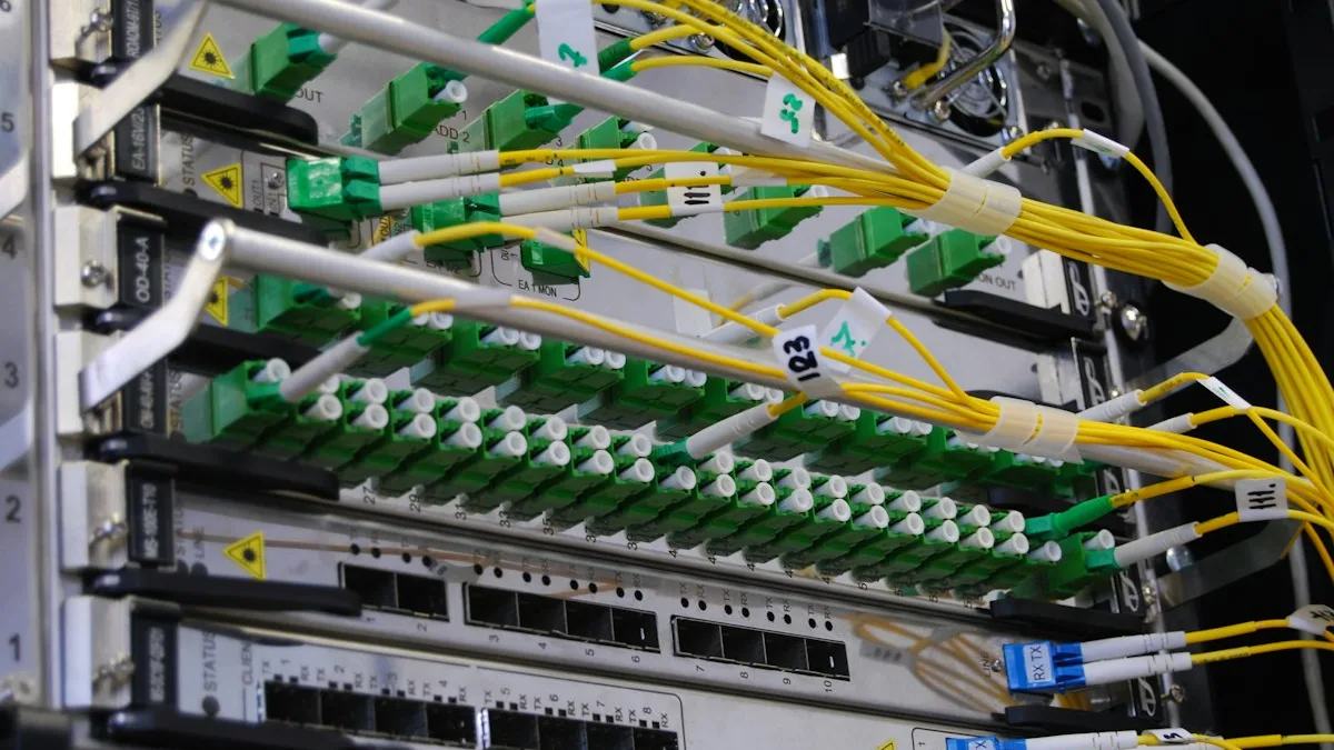 Cabos de fibra óptica e de rede conectados em um painel, estrutura por trás de um sistema com câmera Hikvision IP