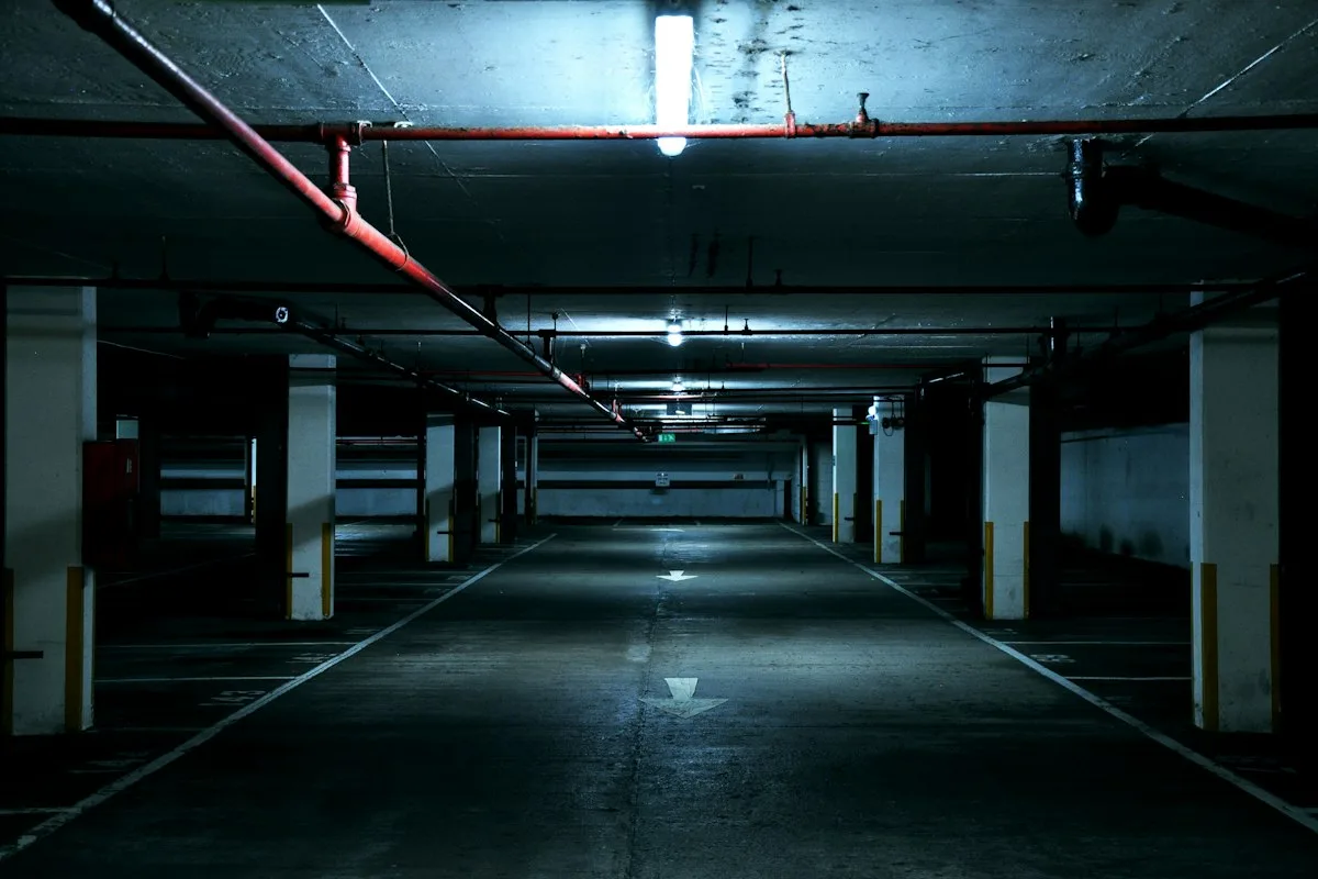 Garagem subterrânea iluminada, ambiente típico para uma câmera Hikvision com visão noturna