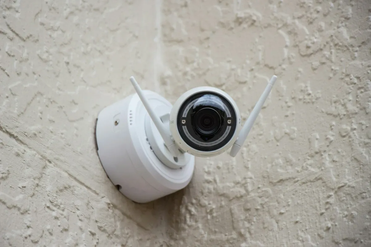 Câmera de segurança IP wifi com antenas instalada na parede externa