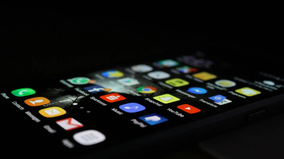 Celular com ícones de aplicativos em fundo escuro, lembrando o app usado para ver a imagem da câmera Jortan