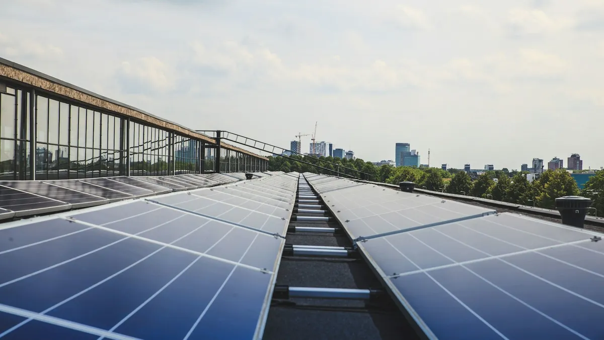 Painéis solares fixados sobre o telhado de um edifício, exemplo de ponto alto e aberto para captar sol