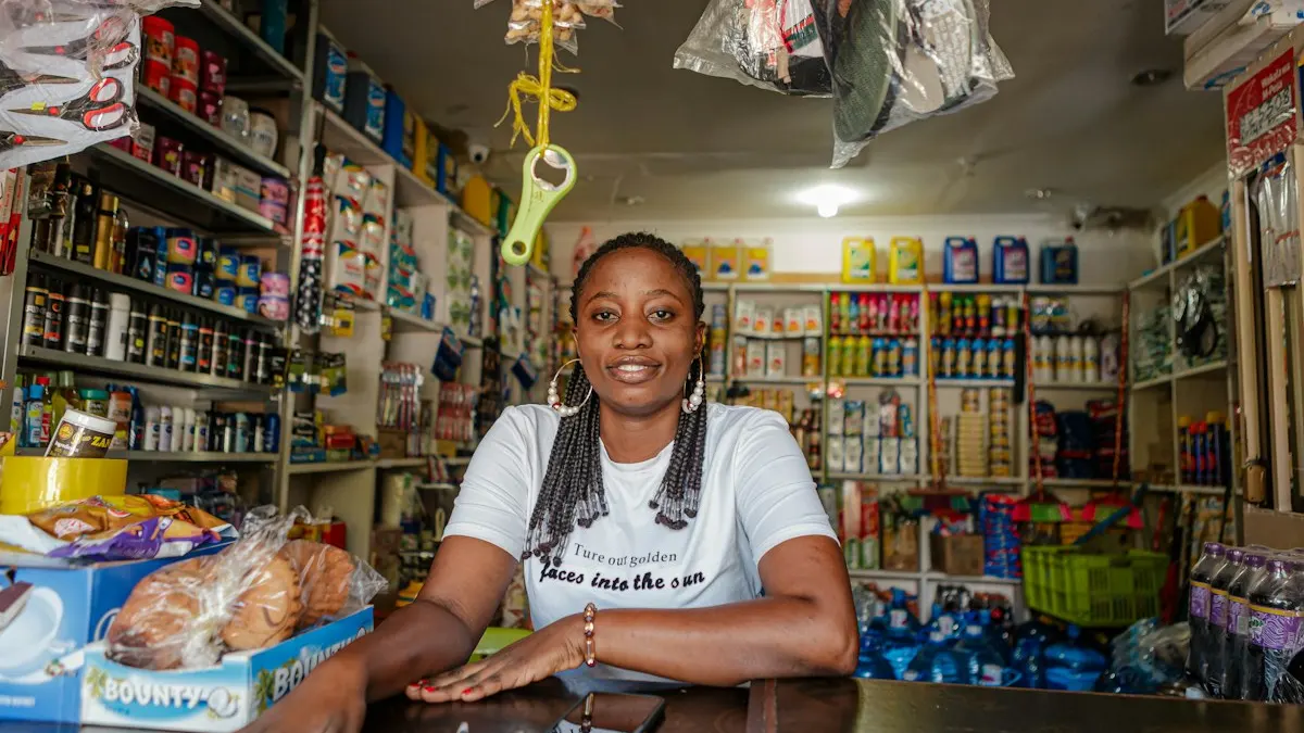 Dona de pequeno mercadinho sorrindo atrás do balcão, comércio em que uma câmera Yoosee pode vigiar o caixa