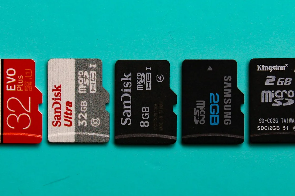 Vários cartões de memória microSD de marcas diferentes sobre fundo azul, para uso em câmera de segurança