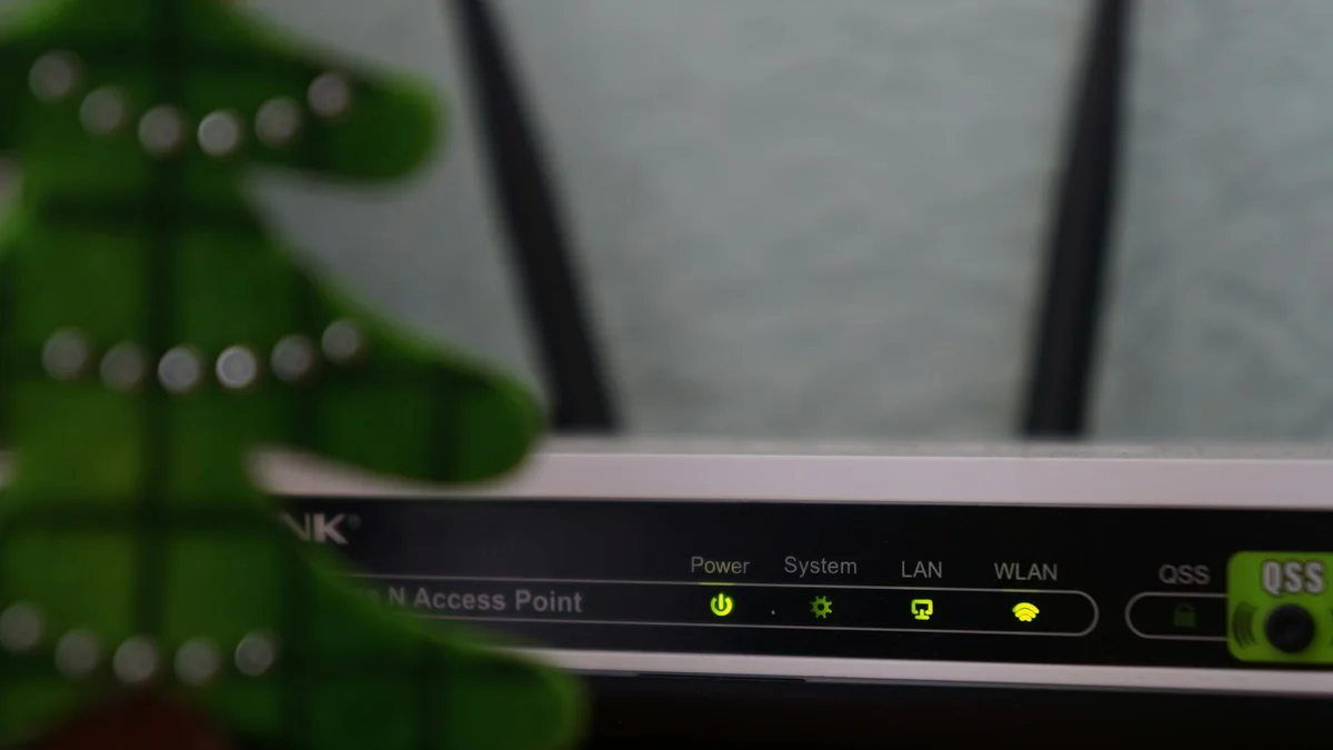 Roteador modem preto e branco com luzes indicadoras