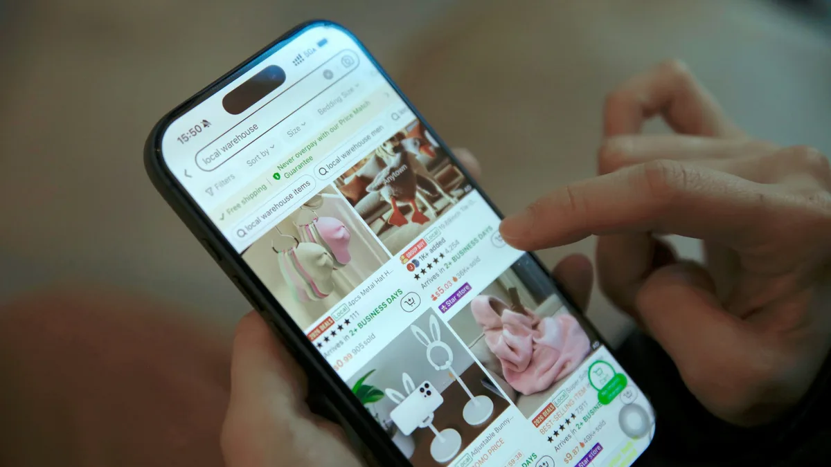 Pessoa navegando em uma loja online pelo celular para comprar câmera de segurança