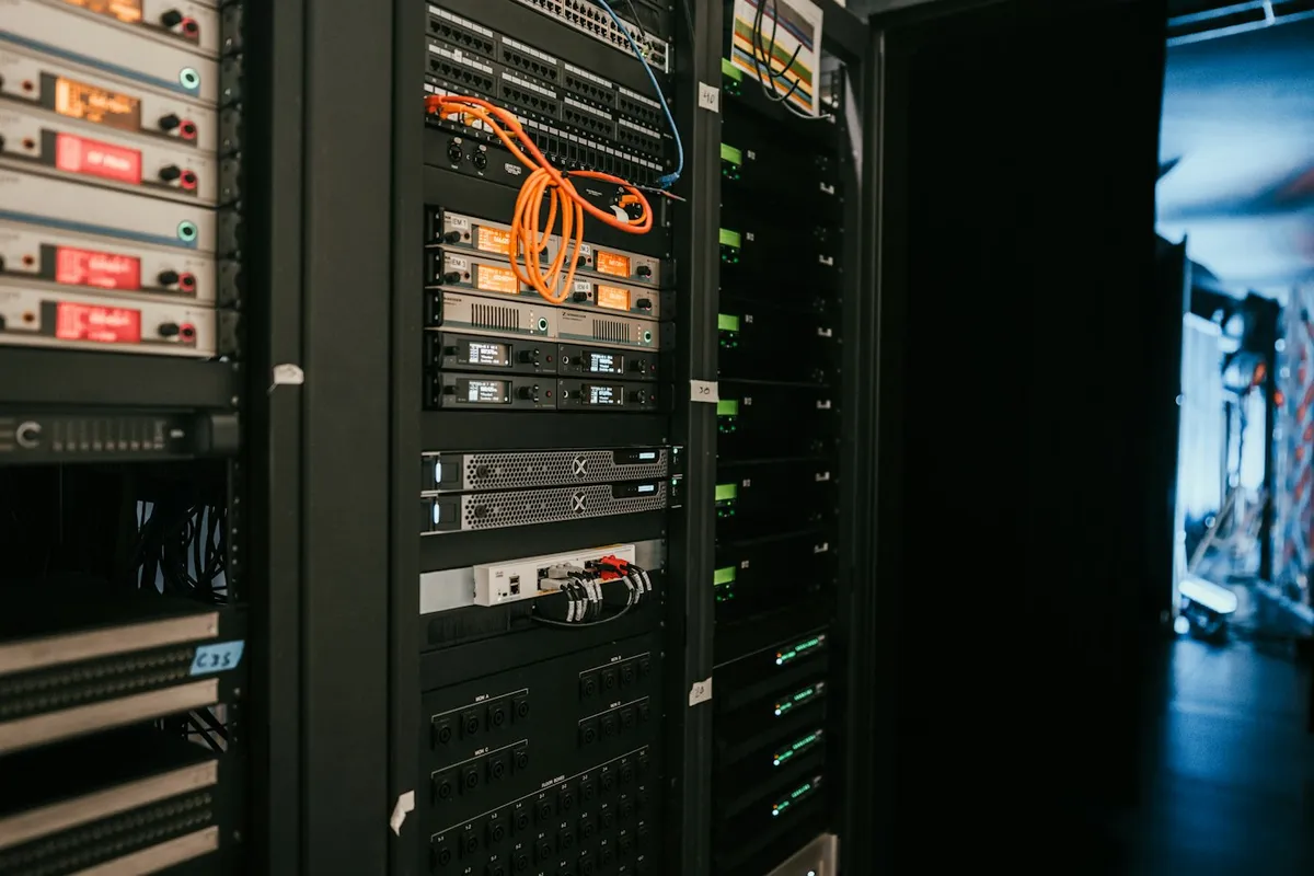 Gravadores de vídeo montados em rack com cabos organizados