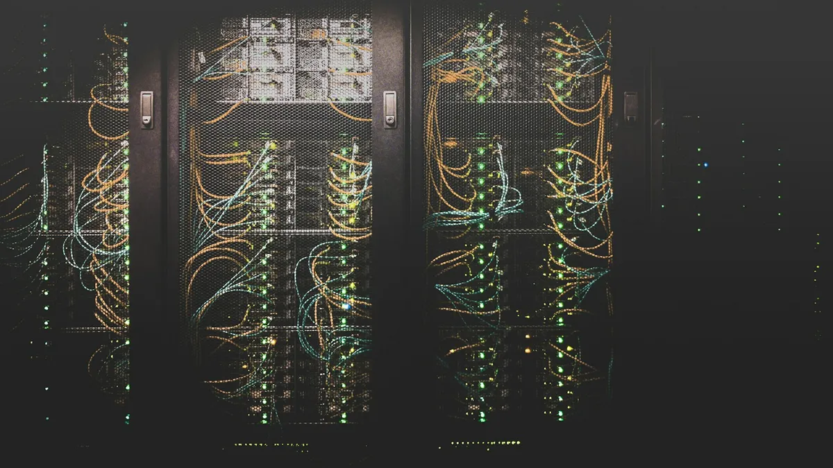 Cabos de rede organizados em rack