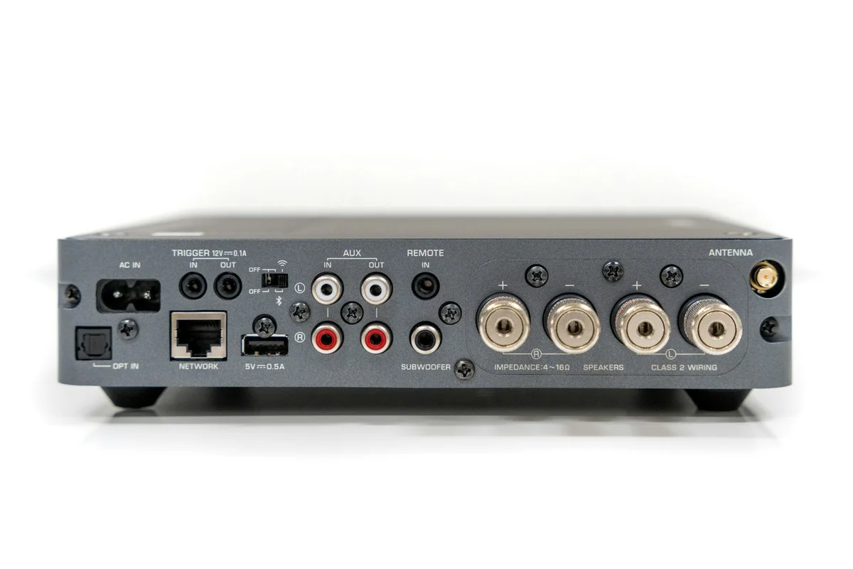 Close-up de um gravador DVR sobre fundo branco