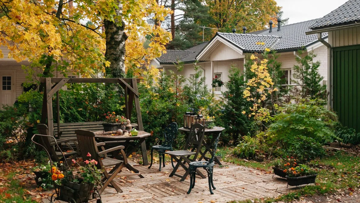Quintal com jardim e área externa, ambiente comum para vigilância com câmera Wi-Fi