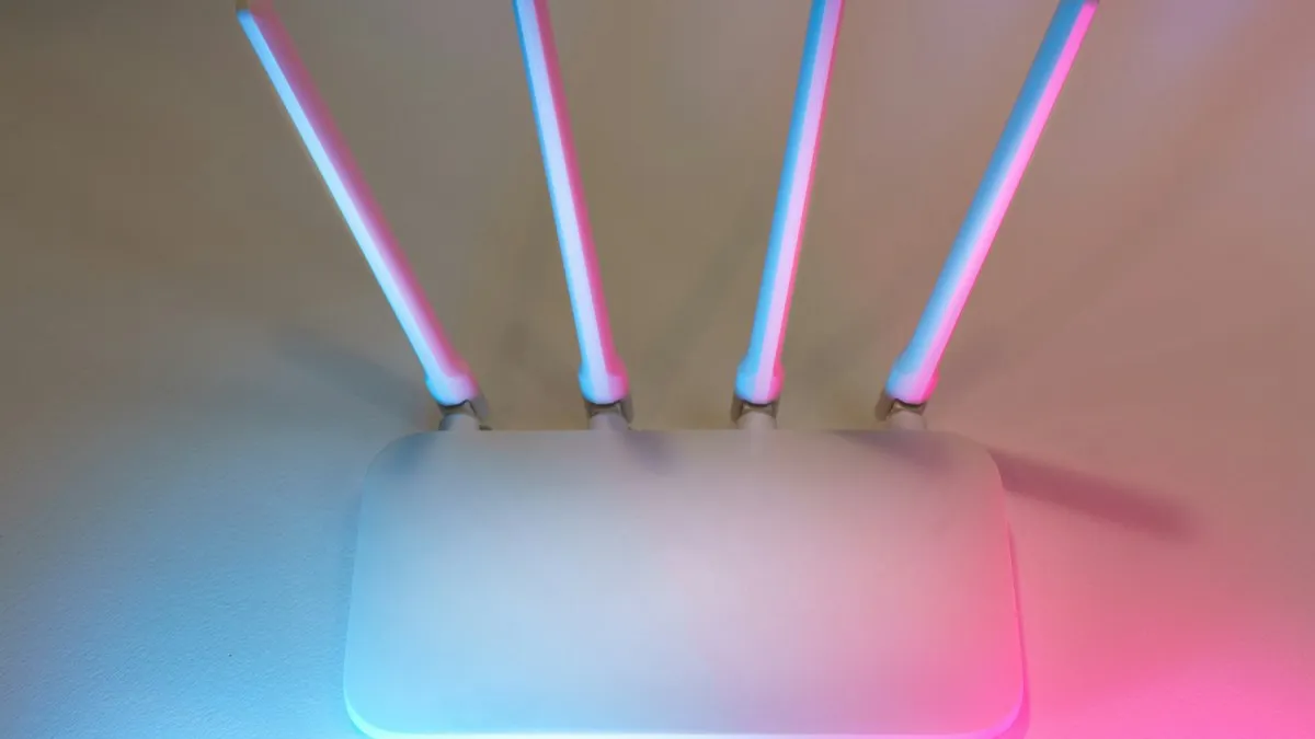 Roteador Wi-Fi iluminado, equipamento que define a qualidade do sinal da câmera