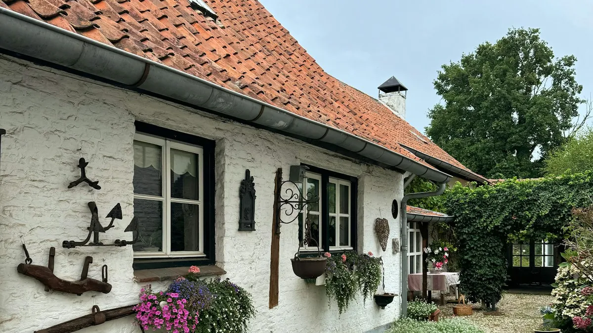 Fachada de casa com jardim e porta de entrada, local típico para uma câmera externa