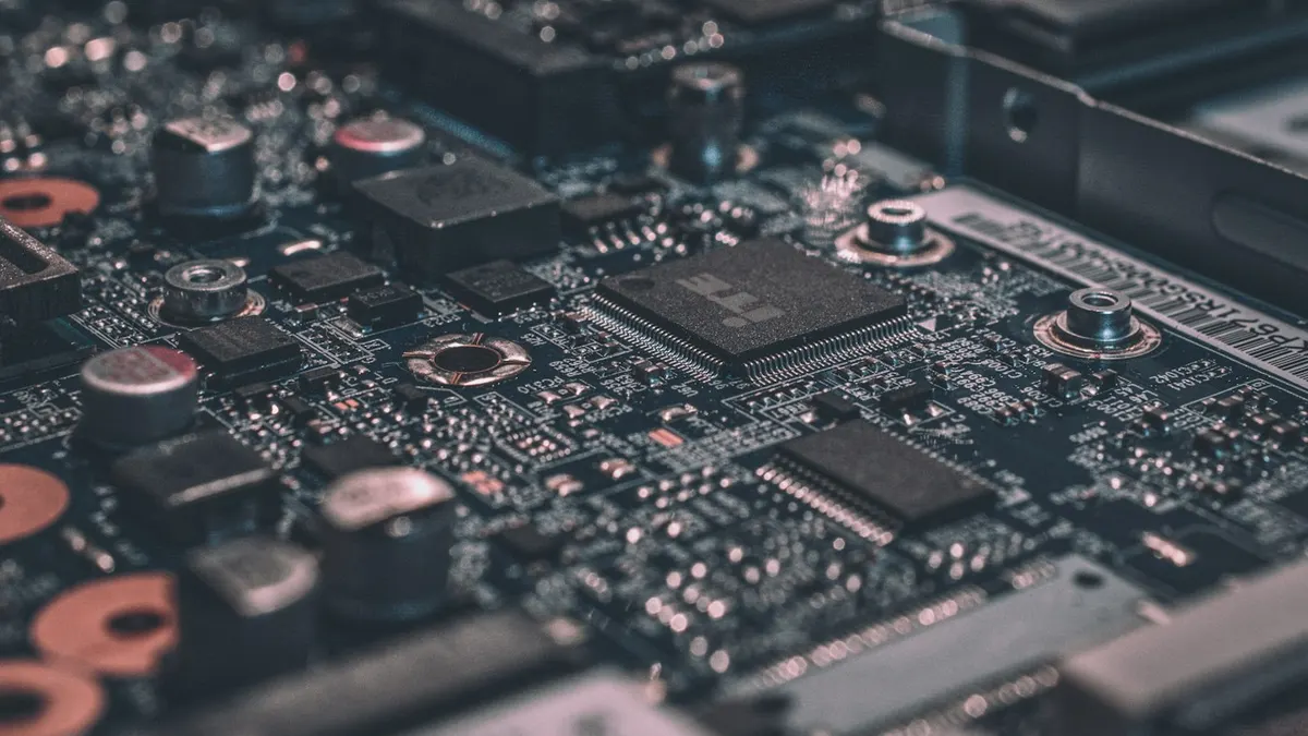 Placa de circuito com processador, como a que fica dentro de uma câmera IP