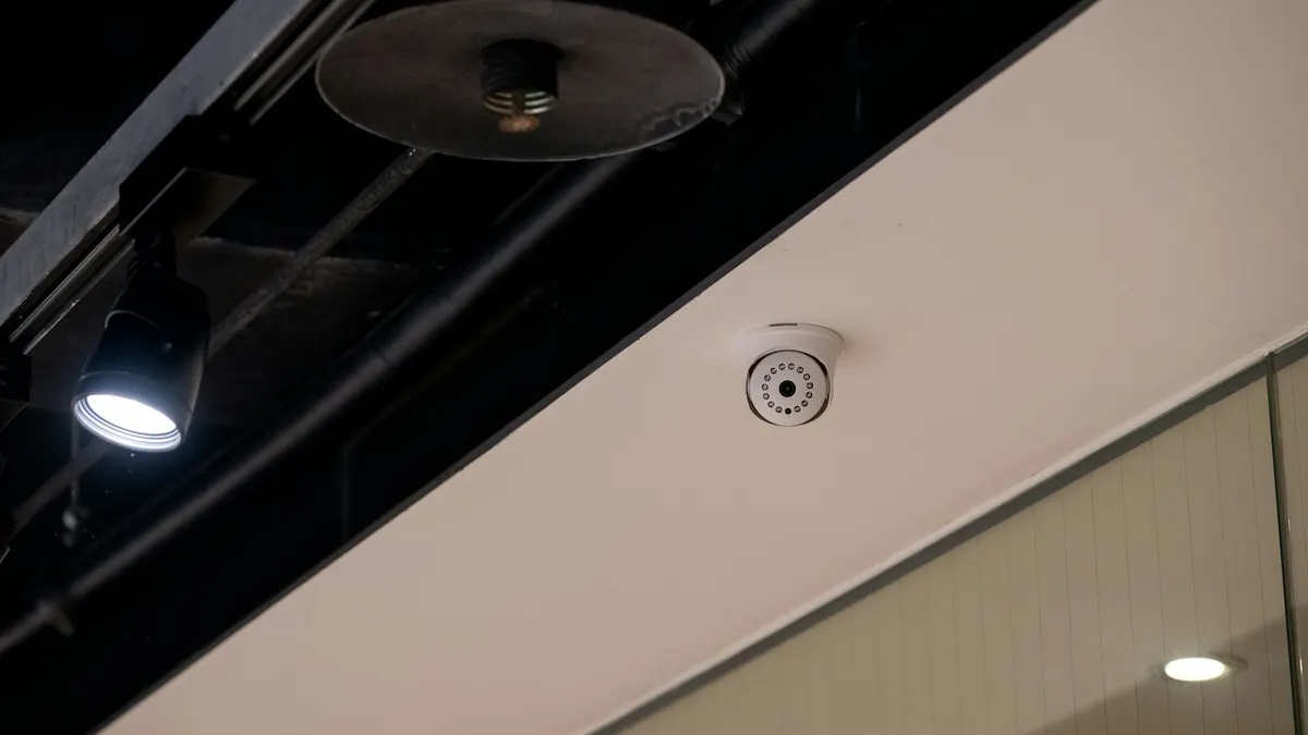 Câmera IP dome instalada no teto branco