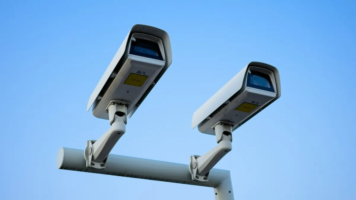 Duas câmeras de segurança lado a lado em poste, ideal para cobrir dois acessos do imóvel