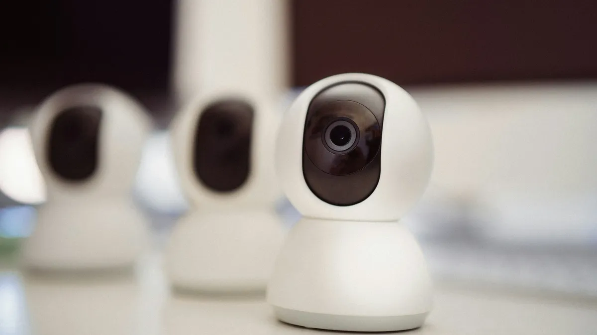 Câmeras Wi-Fi giratórias lado a lado, alternativa para ampliar o kit CFTV