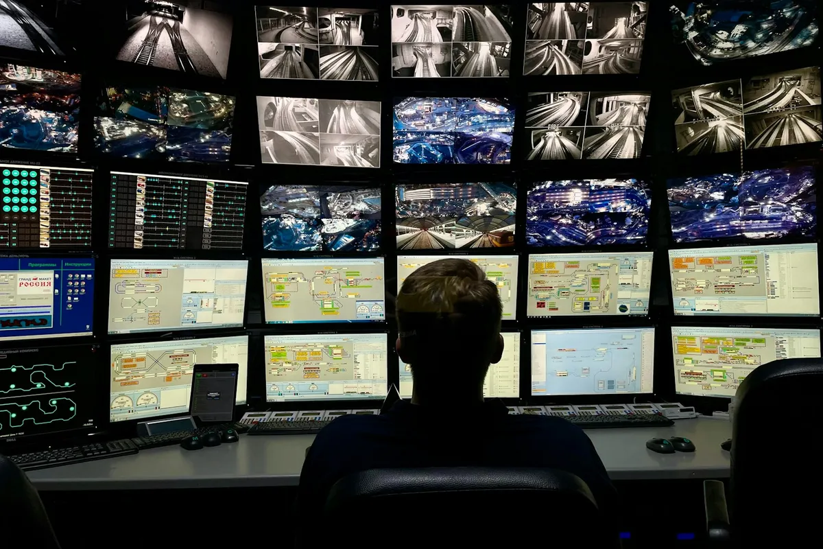 Sala de monitoramento com vários monitores de câmeras, exemplo de kit CFTV de 8 câmeras