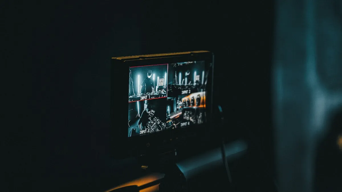 Monitor escuro mostrando várias câmeras de um sistema de segurança