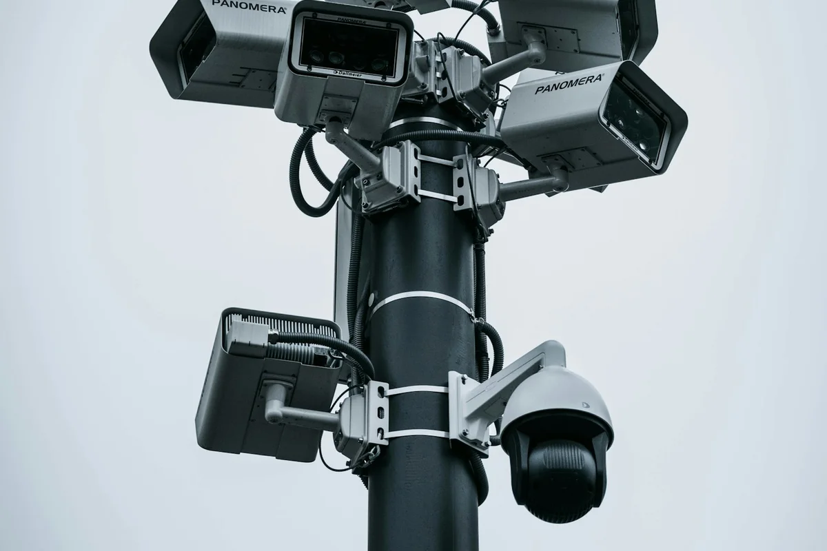 Várias câmeras de segurança montadas em um mesmo poste, representando um kit CFTV completo