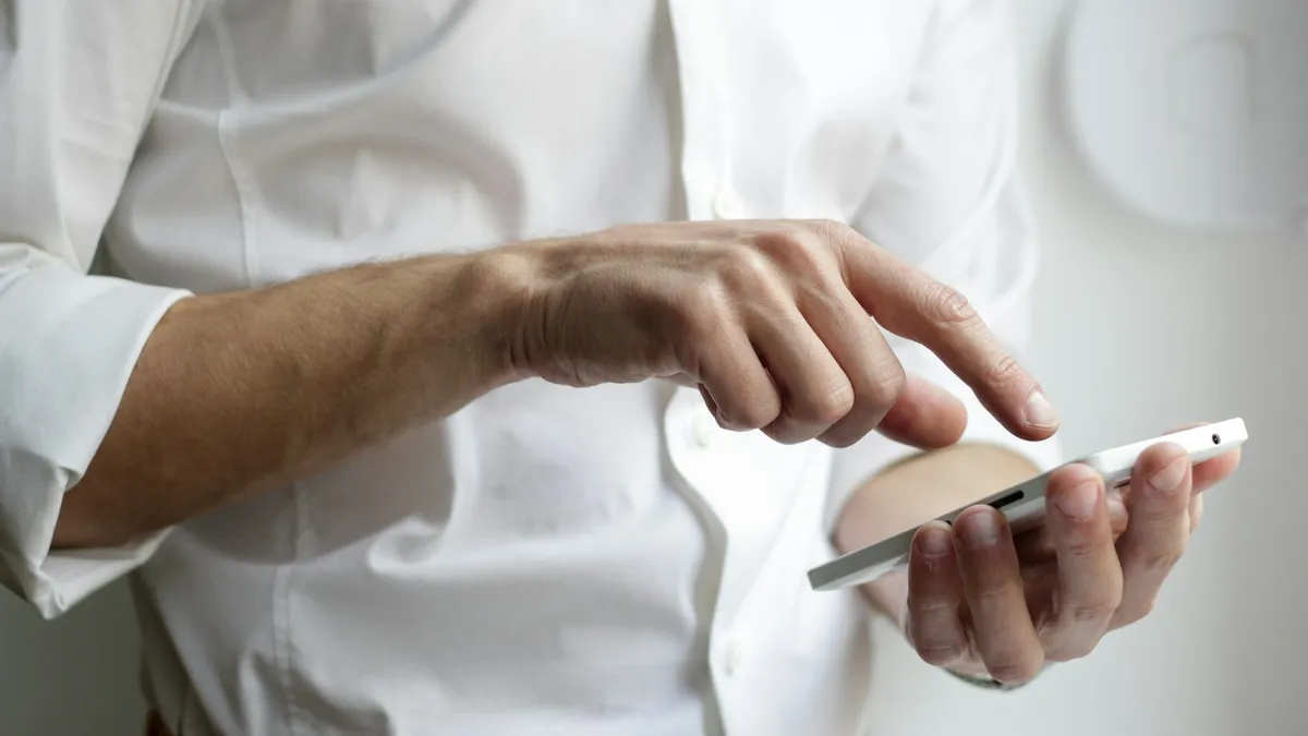 Pessoa usando aplicativo no smartphone