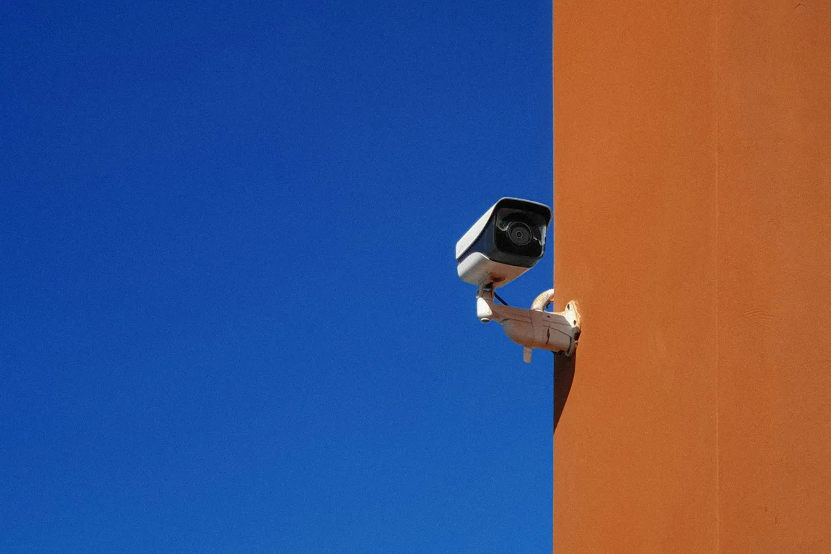 Câmera de segurança acoplada na lateral de um prédio