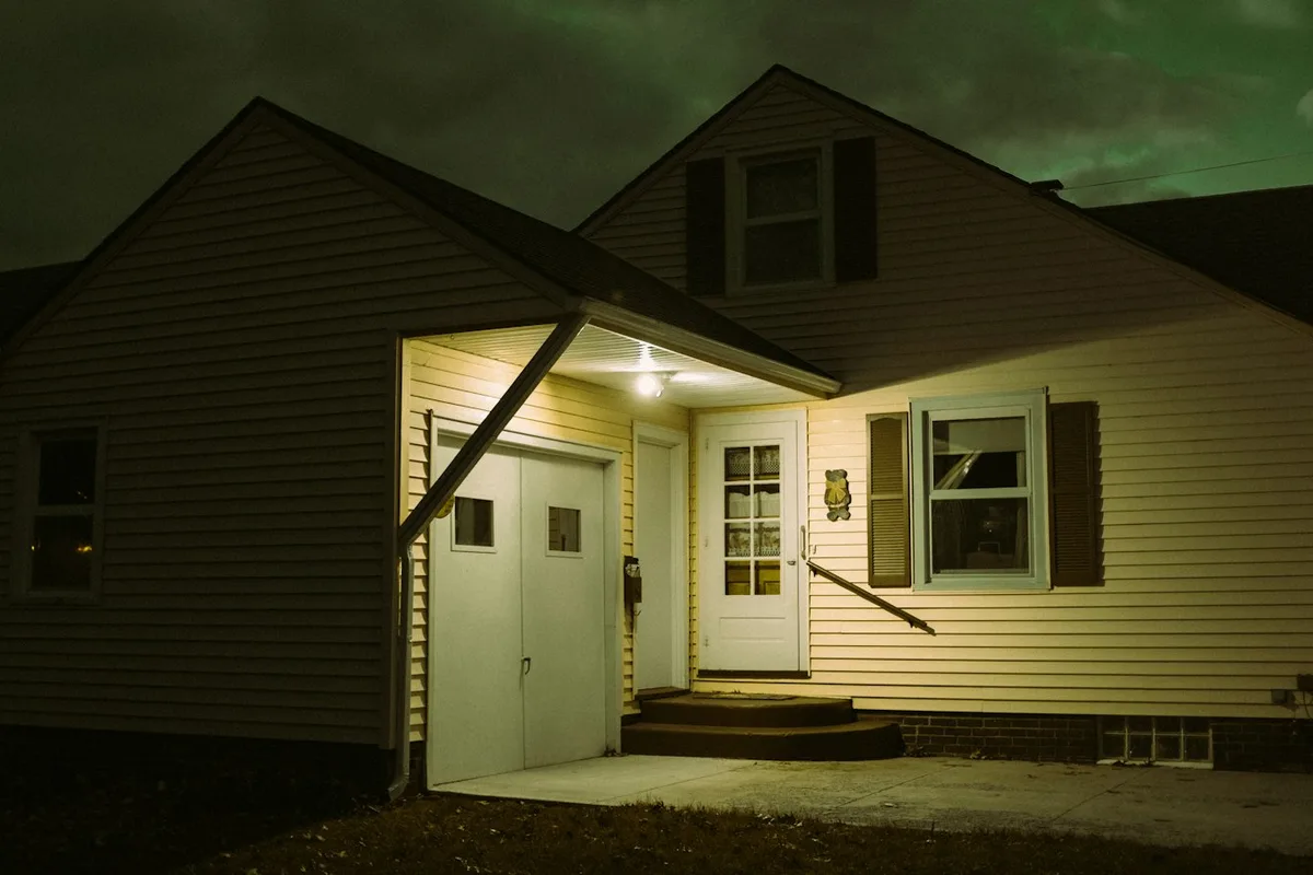 Casa com luzes acesas à noite, cenário que um alarme para casa protege