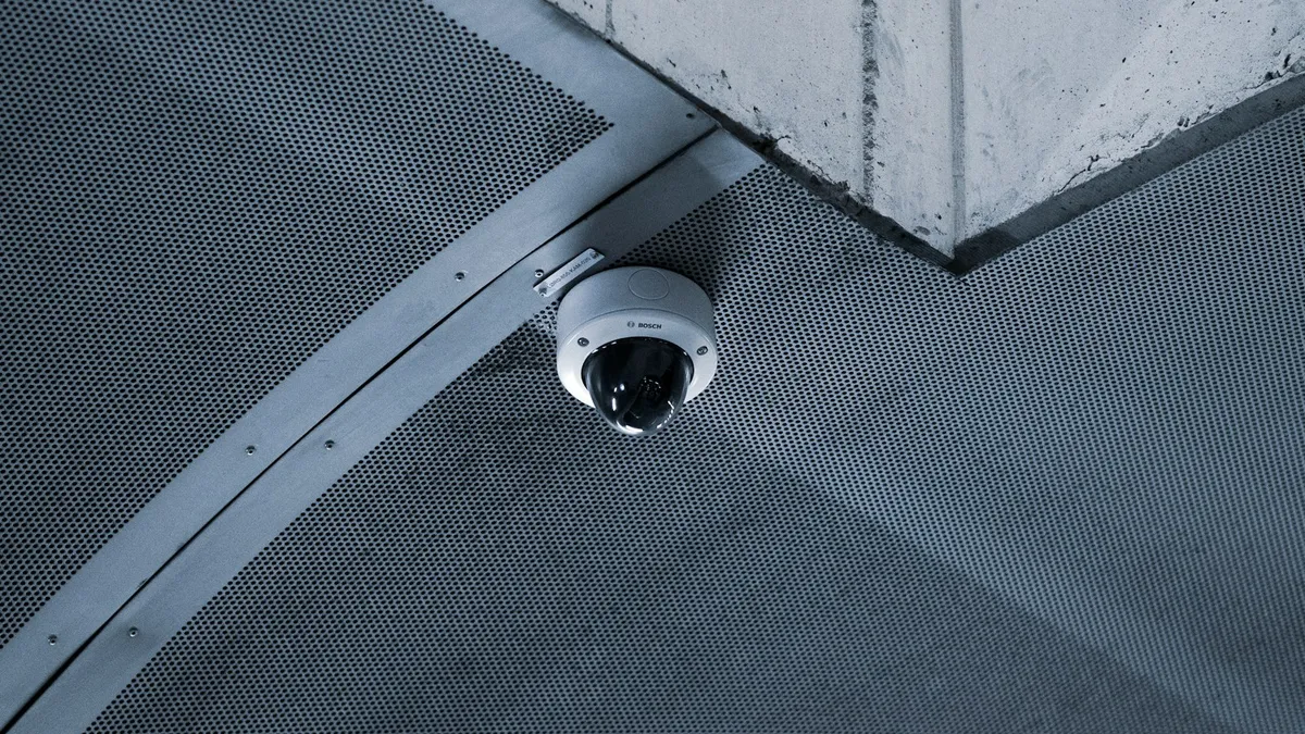 Câmera de segurança dome instalada no teto de um prédio
