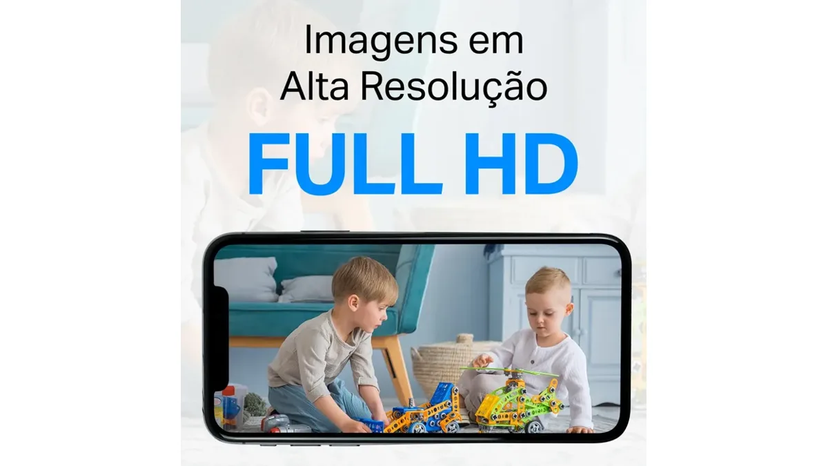 Arte do fabricante mostrando a Tapo C100 e a imagem Full HD no celular, com duas crianças brincando na sala