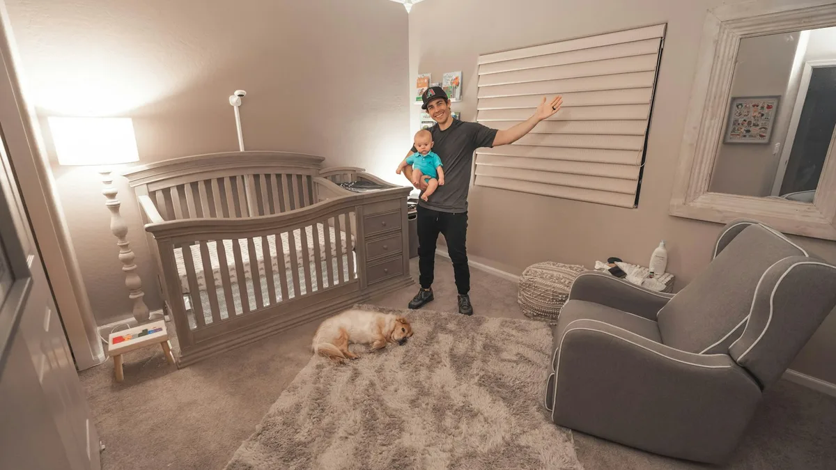 Quarto de bebê com berço e poltrona, ambiente típico para uma câmera interna