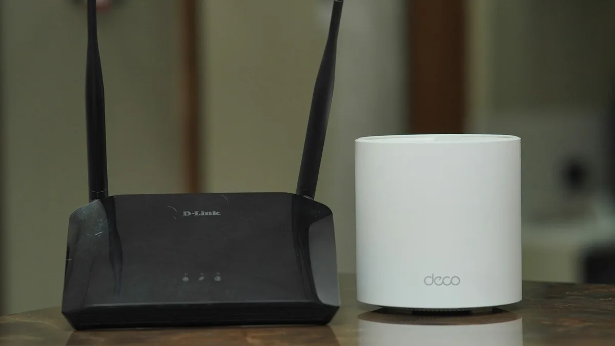 Roteador e sistema mesh em cima de uma mesa, base da conexão Wi-Fi de uma câmera