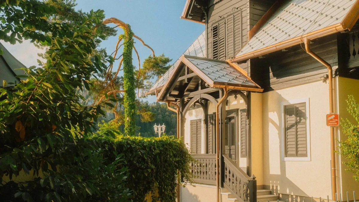 Casa com varanda e escada de entrada, exemplo de fachada onde uma câmera externa pode ser instalada