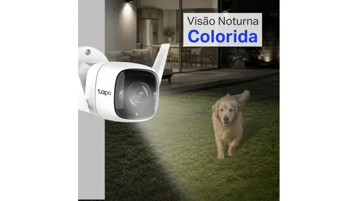 Propaganda da visão noturna colorida da Tapo C320WS mostrando um cachorro no gramado