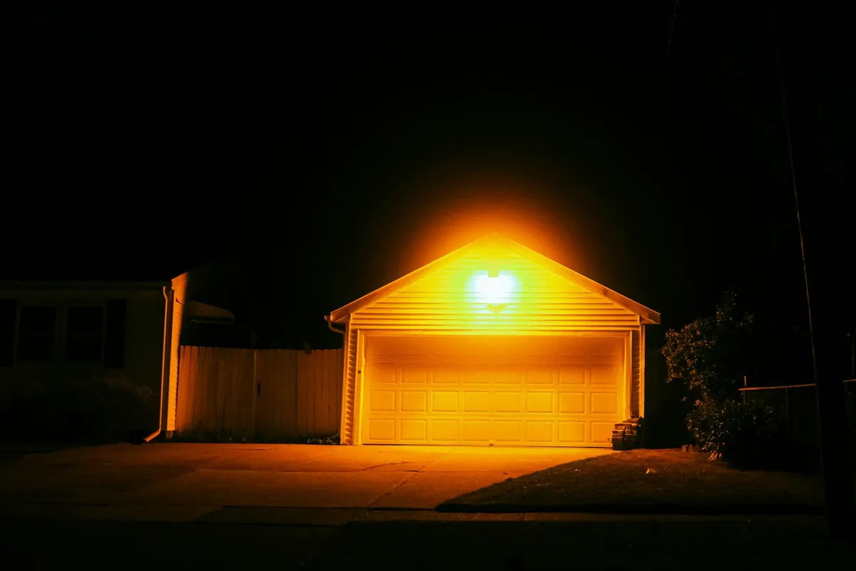 Garagem de uma casa iluminada à noite, cenário típico para uma câmera externa como a Tapo C320WS