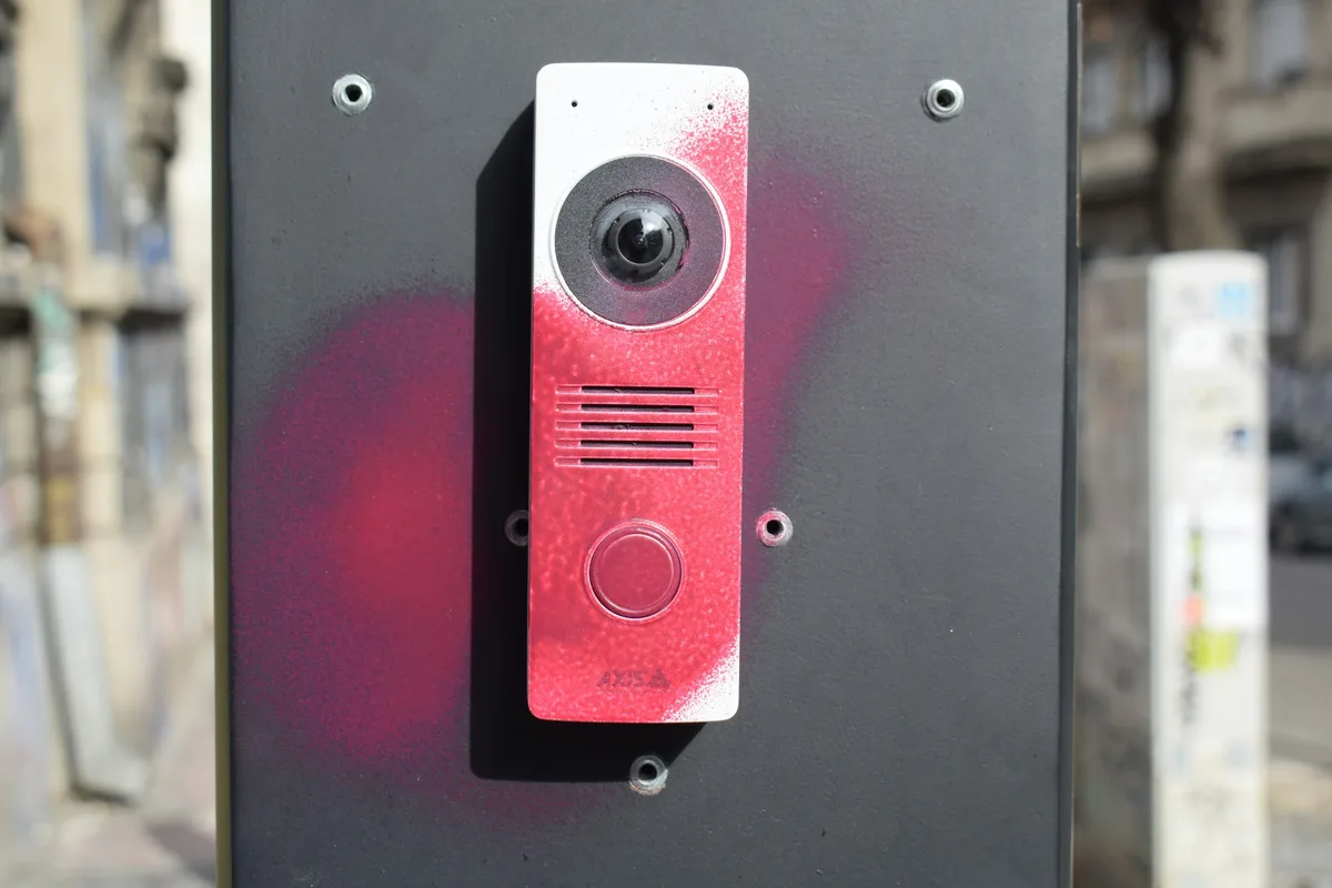 Painel de vídeo porteiro com câmera e botão de chamada instalado na parede da entrada